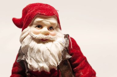 Beyaz arka plana karşı porselen Noel Baba figürü