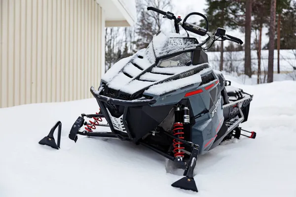 Umea Norrland Suécia Fevereiro 2021 Snowmobile Muito Rápido Estacionado — Fotografia de Stock