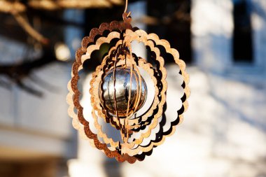 Ağaçta asılı gümüş bir top 