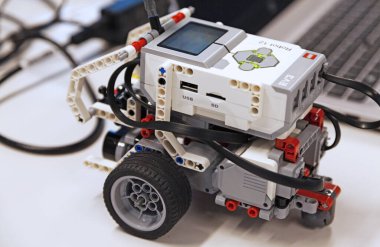 Umea, Norrland İsveç - 21 Kasım 2021: masadaki programlanabilir Lego robotu 