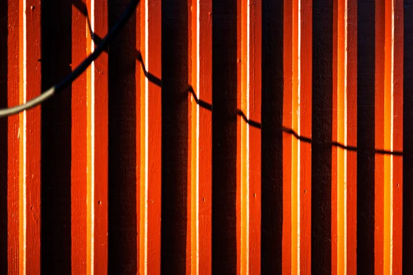 Ξύλινες Πλάκες Σπίτια Βαμμένα Πορτοκαλί Χρώμα Σκιές Από Κορδόνια — Φωτογραφία Αρχείου