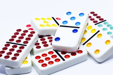 Beyaz arka planda renkli domino taşları 