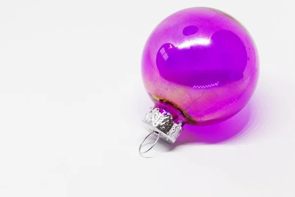 Bola Navidad Púrpura Vidrio Sobre Fondo Blanco — Foto de Stock
