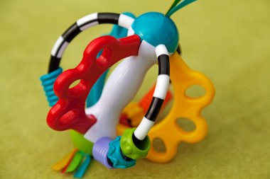 Yeşil arka planda farklı renklerde çocuk oyuncağı 