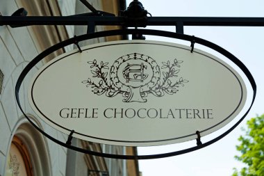 Gavle, Norrland İsveç - 14 Temmuz 2021: el yapımı çikolata satan bir dükkan için imza. 