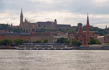 Budapeşte, Macaristan - 29 Mayıs 2019: Tuna 'nın diğer tarafındaki şehir manzarası 