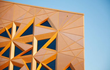 Uppsala, İsveç - 21 Haziran 2019: cephesinde geometrik üçgenler olan modern ev 