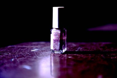 Umea, Norrland İsveç - 6 Eylül 2019: dramatik bir ışıkla mermerin tepesinde duran oje 