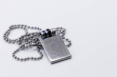 Beyaz arkaplanda gümüş renkli kimlik kartı