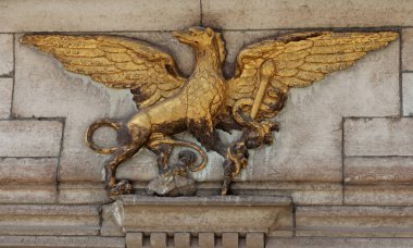 Sundsvall, Norrland İsveç - 11 Temmuz 2020: fantezi bir hayvanı betimleyen altın yapraklı süs 