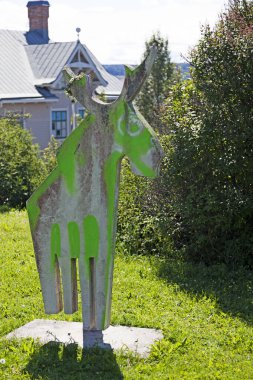 Ostersund, Norrland İsveç - 10 Temmuz 2020: Bir geyiği betimleyen beton bir sanat eseri 