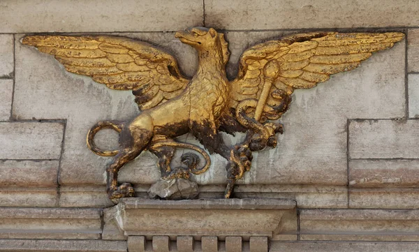 Sundsvall, Norrland İsveç - 11 Temmuz 2020: fantezi bir hayvanı betimleyen altın yapraklı süs 