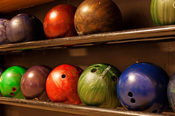 Umea, Norrland İsveç - 31 Ocak 2022: Arka arkaya birkaç bowling topu. 