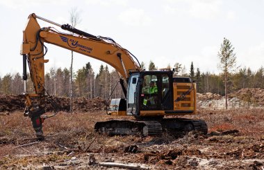 Umea, Norrland İsveç - 30 Nisan 2020: ağaç kesme makinesi 