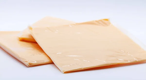 Beyaz Arka Planda Dilimlenmiş Peynir Parçaları — Stok fotoğraf