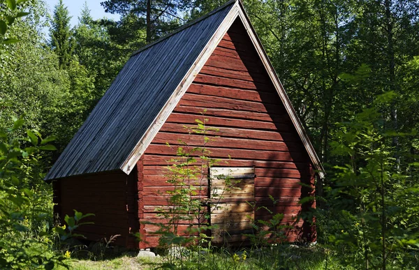 Sehr Altes Rotes Holzhaus Mit Hohem Und Steilem Dach — Stockfoto