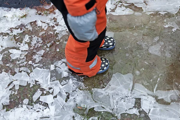 Uma Criança Macacão Caminha Gelo Fino — Fotografia de Stock