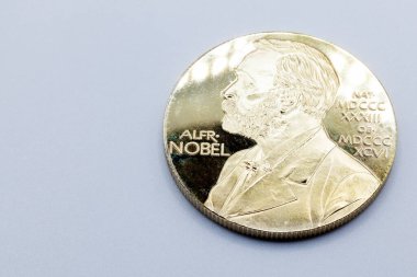 Gri arka planda Nobel ödülünün kopyası. 
