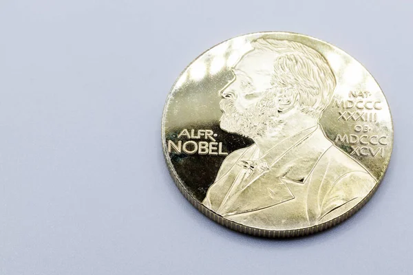 Gri arka planda Nobel ödülünün kopyası. 