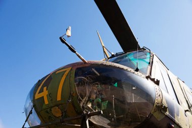 Umea, Norrland İsveç - 7 Ağustos 2021 İsveç askeri helikopteri aşağıdan görüldü