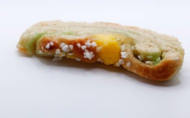 Beyaz arka planda kahve için buğday ekmeği