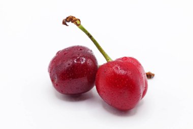Beyaz arkaplanda iki kiraz