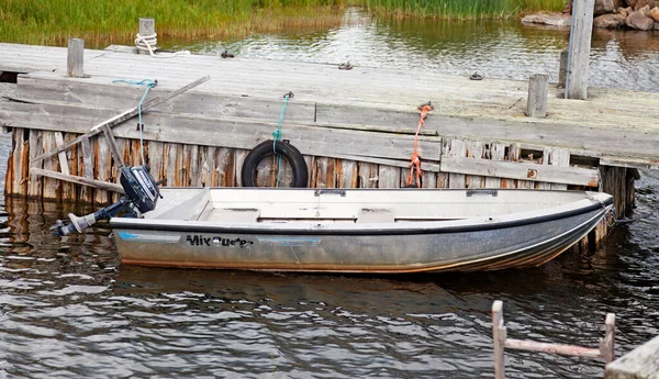 Ratan Norrland Zweden Juli 2022 Kleine Simpele Motorboot Ligt Afgemeerd — Stockfoto