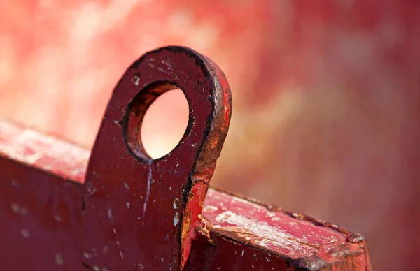 Петля Металла Красного Цвета Размытым Фоном — стоковое фото