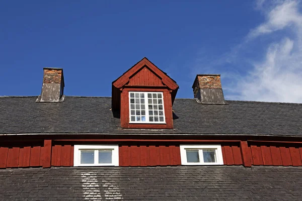 Das Dach Eines Sehr Alten Holzhauses Dessen Dach Sich Mit — Stockfoto