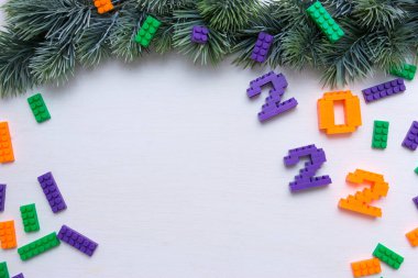 Beyaz arka planda izole edilmiş çok renkli çocuk inşaat setinden 2022 numara..