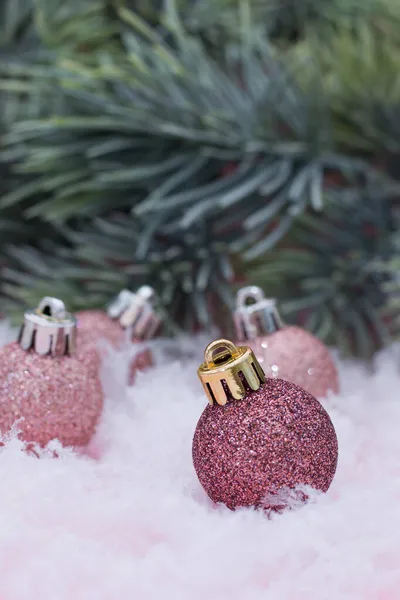 Bolas Navidad Sobre Nieve Fondo Rosa Estilo Minimalista Tarjeta Año — Foto de Stock