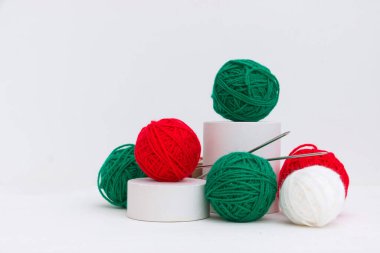 Kırmızı ve yeşil iplikler ve beton podyumlarda bir hediye kutusu. Noel konsepti.