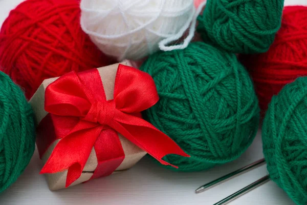 Skeins Red Green Yarn Gift Box White Background Christmas Concept — Stock Photo, Image