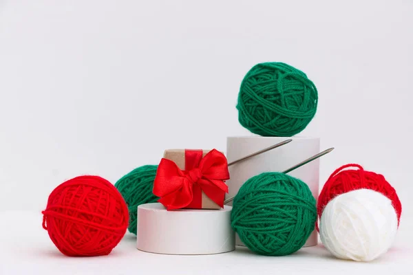 Red Green Skeins Yarn Gift Box Concrete Podiums Christmas Concept — Stock Photo, Image