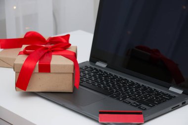 Laptop, hediye kutusu ve kredi kartı. Noel çevrimiçi alışveriş kavramı.