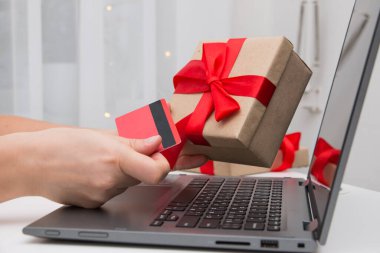 Dizüstü bilgisayar kullanan genç bir kadının elleri. Noel çevrimiçi alışveriş kavramı.