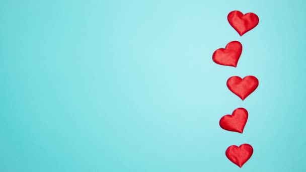 青い背景に赤い心 バレンタインデーのコンセプト ストップモーションアニメーション — ストック動画