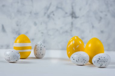 Açık arkaplanda renkli yumurtalar olan Paskalya kartı. Mutlu Paskalya kavramları. Boşluğu kopyala.