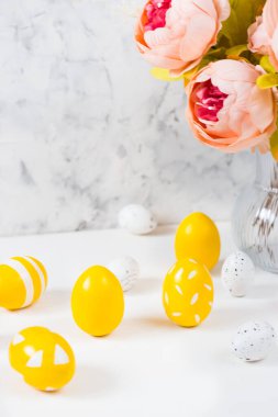 Açık arkaplanda renkli yumurtalar olan Paskalya kartı. Mutlu Paskalya kavramları. Boşluğu kopyala.