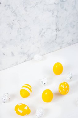 Açık arkaplanda renkli yumurtalar olan Paskalya kartı. Mutlu Paskalya kavramları. Boşluğu kopyala.