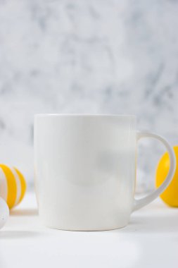 Arka planda beyaz kupa modeli. Paskalya tatili konsepti.