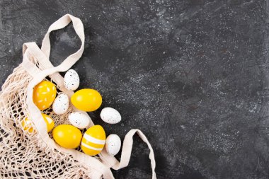 Siyah arka planda sarı paskalya yumurtaları, mutlu paskalya konsepti. Festive background, flat lay.