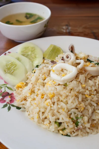 Жареный рис с кальмарами — стоковое фото