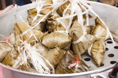 Çin köfte, tencerede zongzi