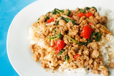 Baharatlı karıştırın kızarmış domuz kutsal fesleğen