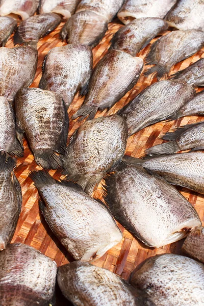 Drying snakeskin gourami fishes — Stock Photo, Image