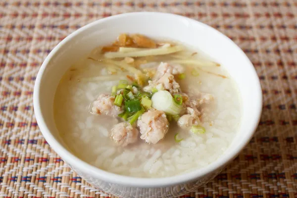 Рисовый суп со свининой — стоковое фото