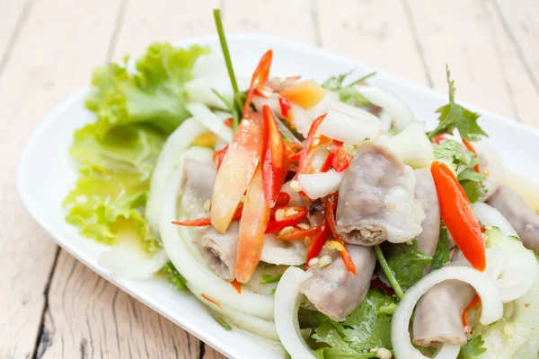 Baharatlı bağırsak domuz salata sebze ile — Stok fotoğraf
