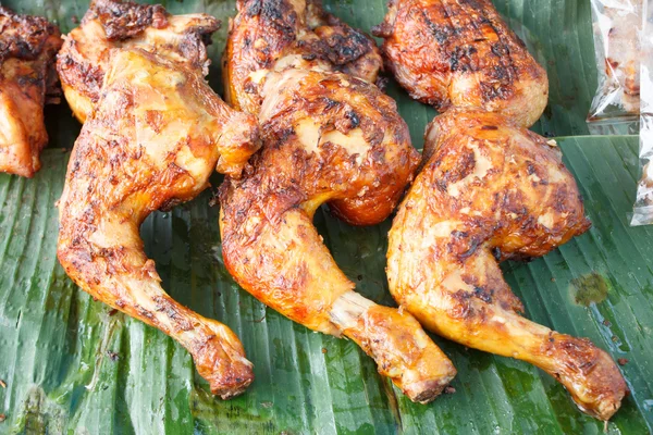 Grilled chicken on banana leaves — Stock Photo, Image