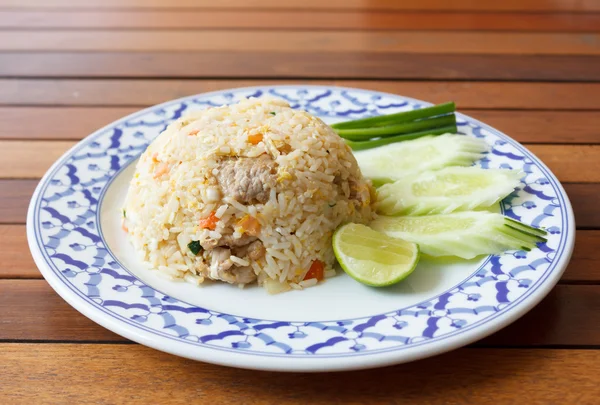 Жареный рис со свининой - тайская кухня — стоковое фото